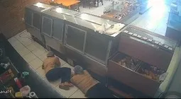 Homem armado assalta padaria em Fortaleza e força funcionários a se deitarem no chão; vídeo