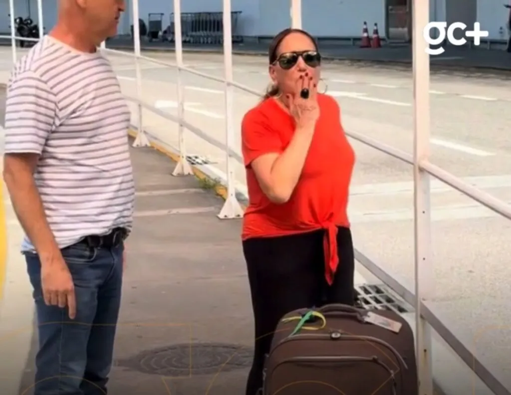 Suzana Vieira encontra fã no aeroporto do Rio e pede ajuda para carregar mala
