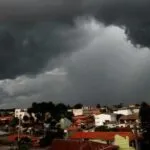 Inmet emite alerta de perigo para chuvas intensas em Fortaleza e outras 165 cidades do Ceará