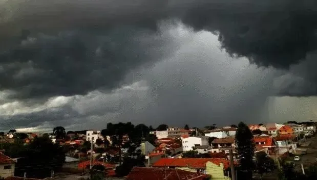 Chuvas atingem ao menos 94 municípios do Ceará entre terça (18) e quarta-feira (19)