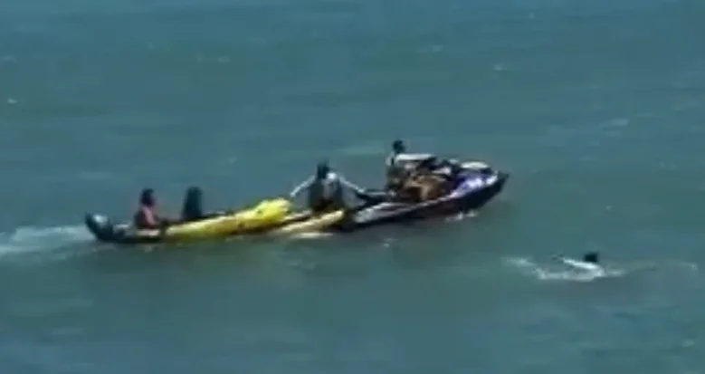 Casal é resgatado do mar após ficar à deriva na Praia de Iracema, em Fortaleza