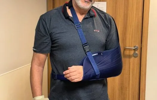 William Bonner aparece com tipoia por lesão após exercício