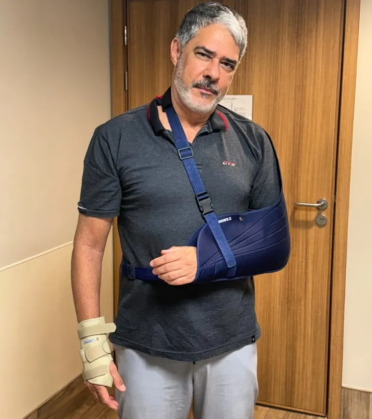 William Bonner aparece com tipoia por lesão após exercício