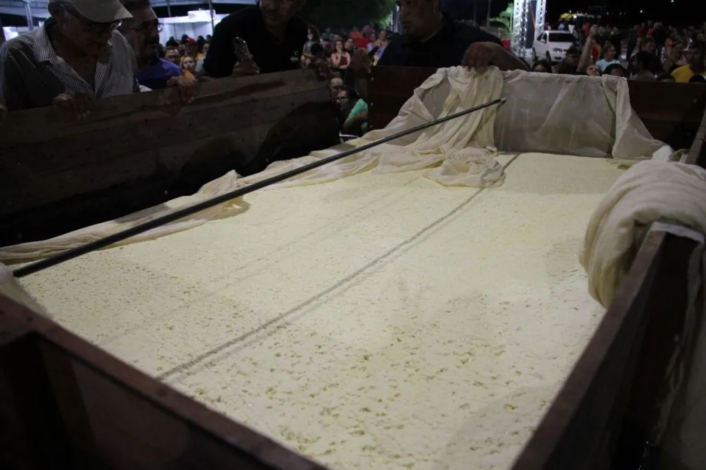 Quixeramobim conquista recorde com o Maior Queijo Coalho do Mundo com 2.304 kg