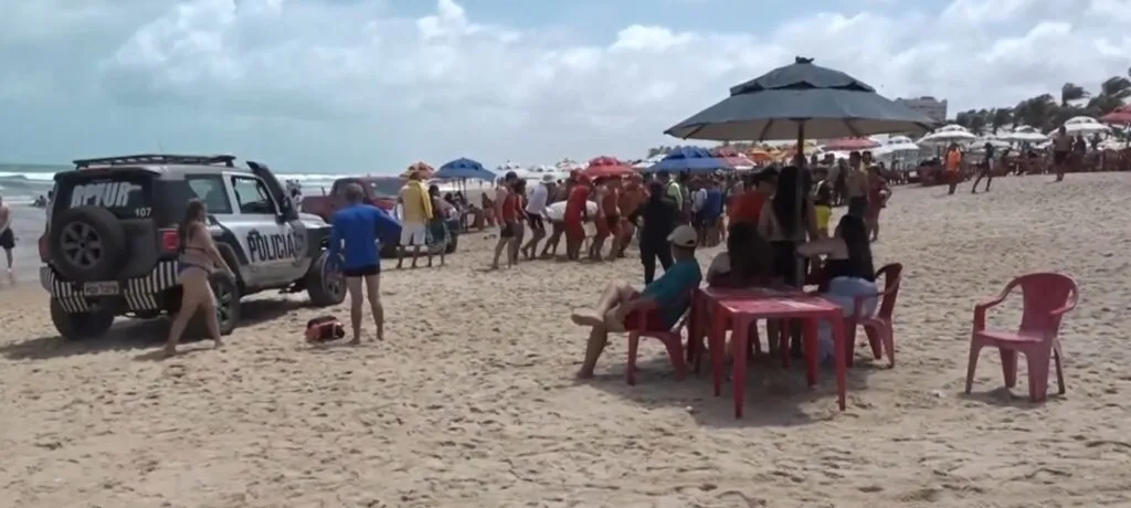 Idoso morre após salvar duas crianças de afogamento na Praia do Futuro, em Fortaleza