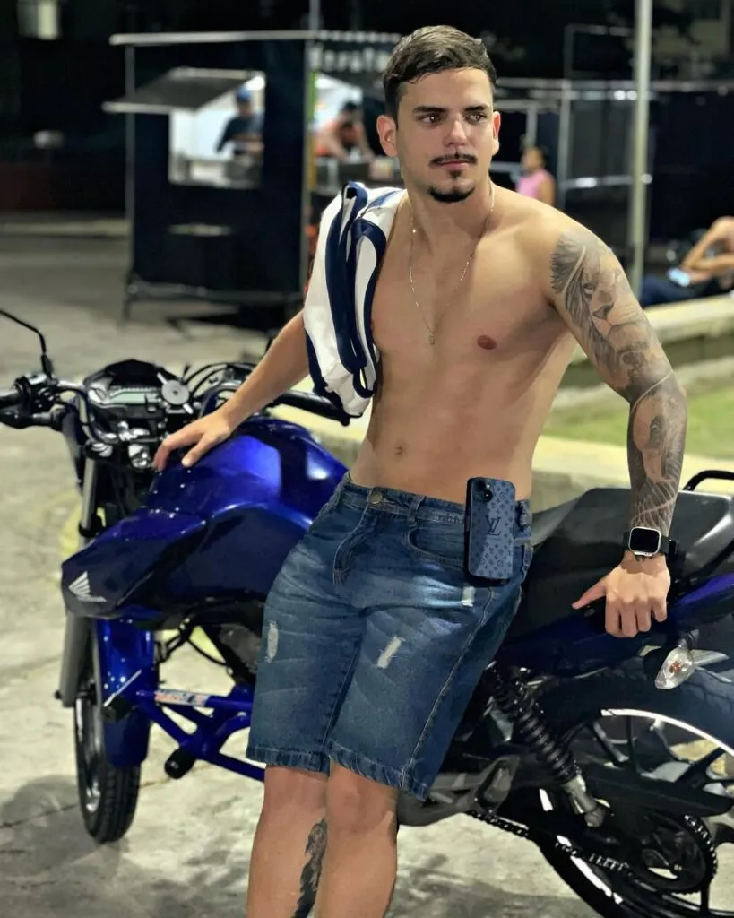 “Motoboy Galã” conquista redes sociais com carisma e histórias inusitadas