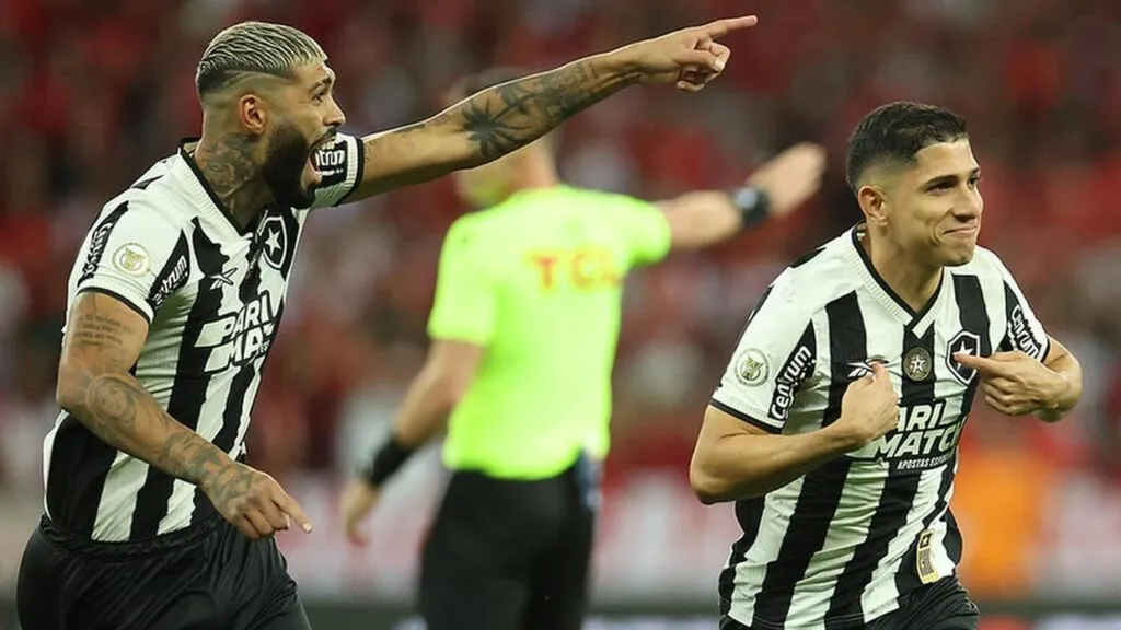Botafogo bate Internacional no Sul e fica a um empate do título do Brasileirão