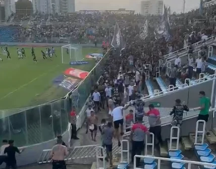 Briga de torcedores do Ceará interrompe jogo contra o Ferroviário