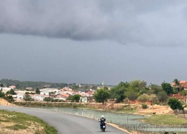 Ceará recebe aviso meteorológico de chuvas intensas até quarta-feira (26)