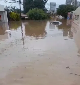 Carro fica submerso e lagoa transborda após fortes chuvas em Juazeiro do Norte