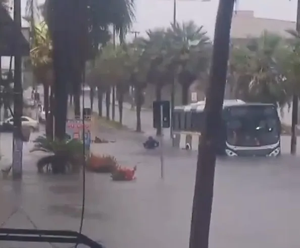 Aquiraz/CE registra 172,4 milímetros de chuva e tem alagamentos em rodoviária e mercado
