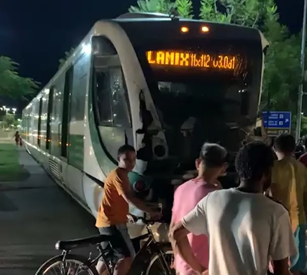 Acidente: VLT de Sobral colide com caminhão que transportava botijões de gás de cozinha