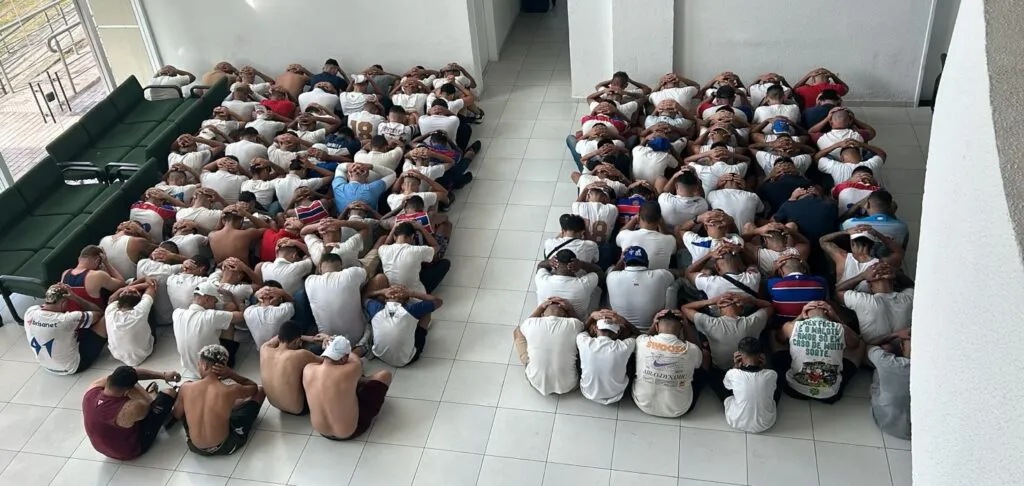 82 torcedores presos em Fortaleza por briga na rua têm prisão em flagrante convertida em preventiva