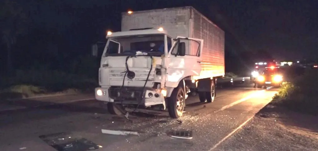 Acidentes entre dois caminhões no 4º Anel Viário deixa motorista ferido em Maracanaú/CE