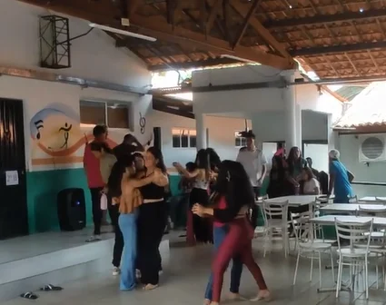 Estudantes de Ibaretama-CE dançam forró em meio à proibição de celulares