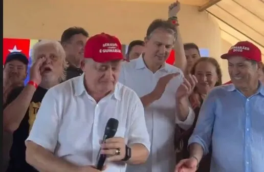 Camilo Santana canta em homenagem a José Guimarães e declara apoio para disputa ao Senado em 2026