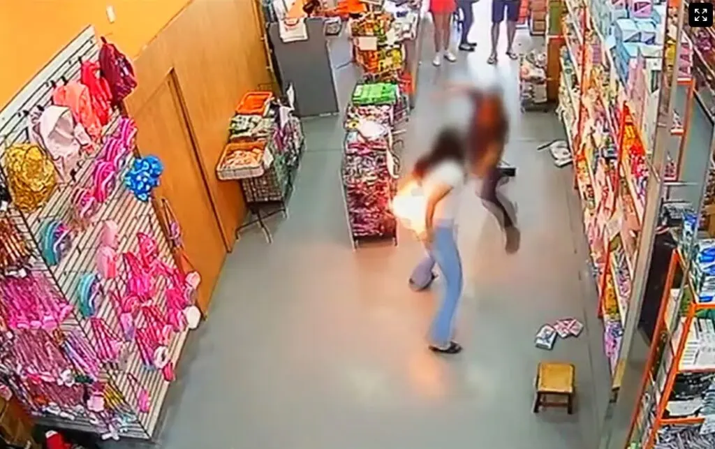 Celular explode no bolso de mulher que fazia compras