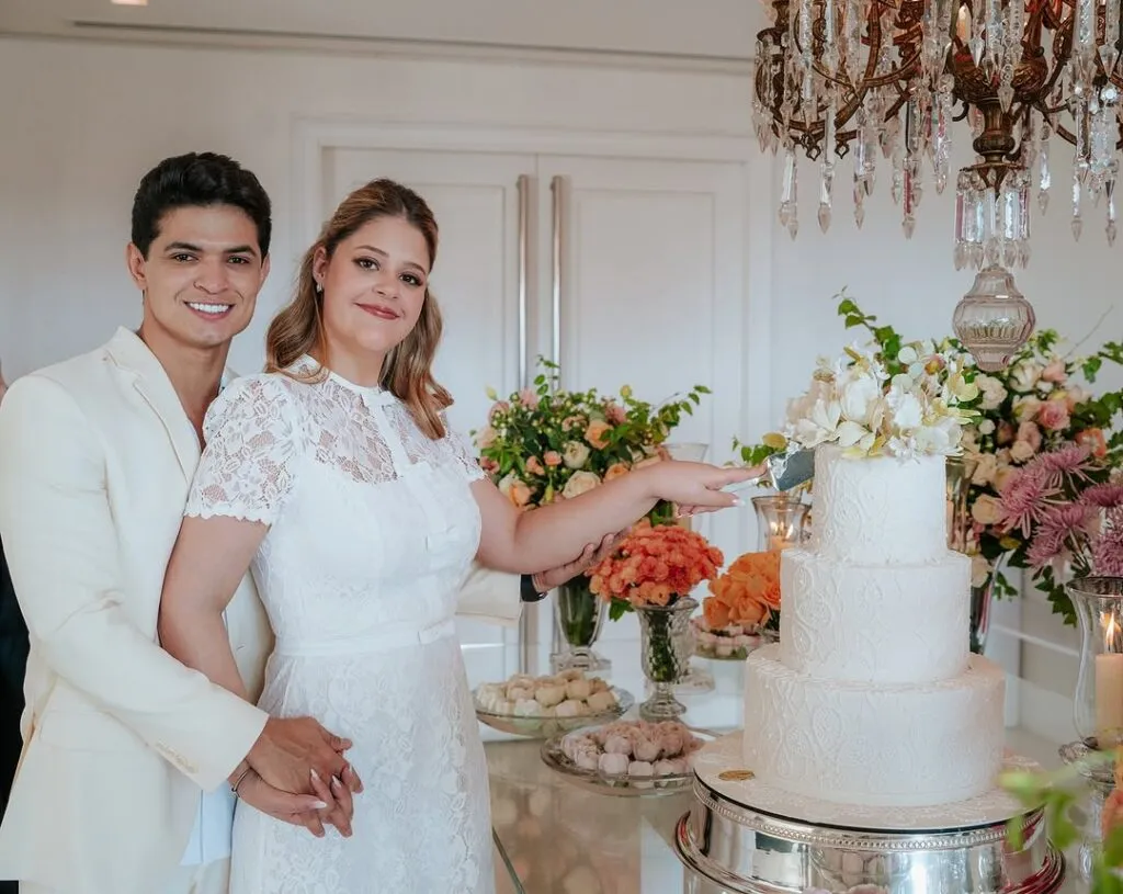 Filha de Tom Cavalcante se casa com cantor