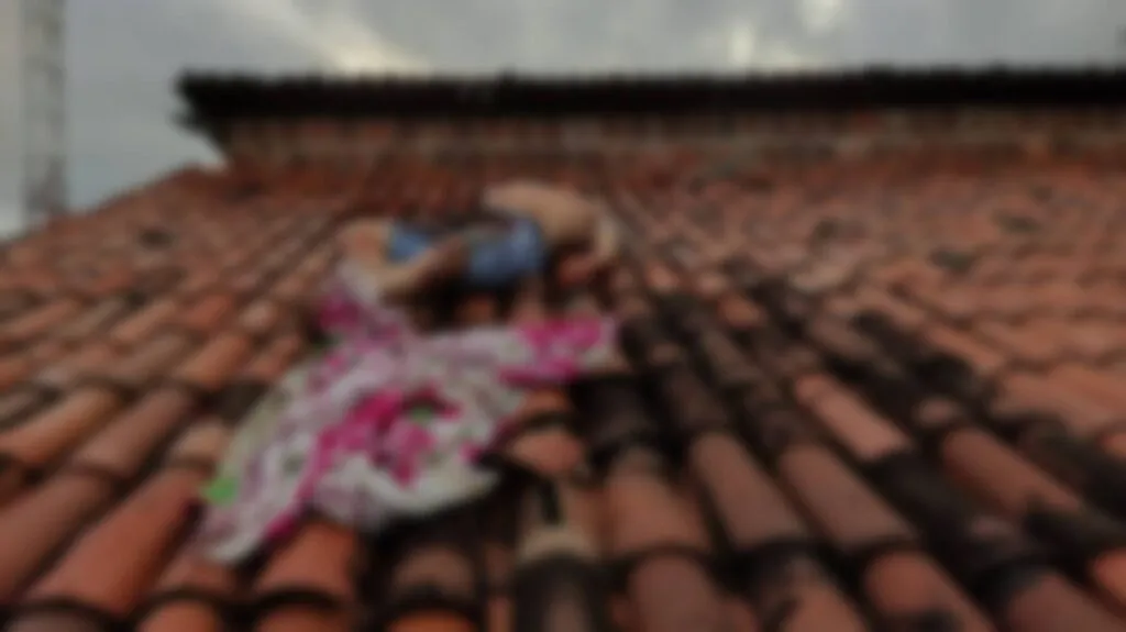Homem é baleado com tiros de fuzil e morre em cima de telhado de casa em Maranguape