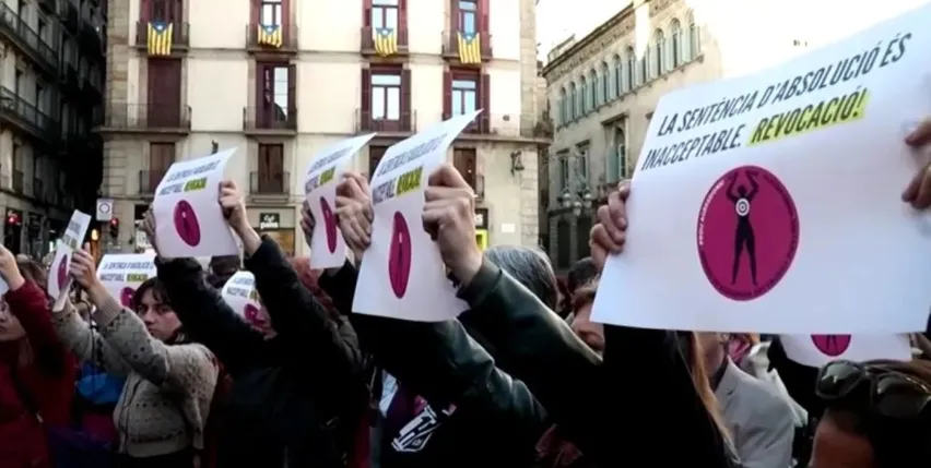 Protesto reúne 200 pessoas em Barcelona contra anulação da condenação de Daniel Alves