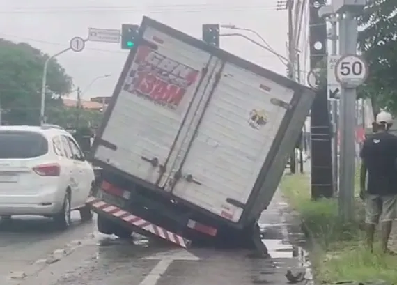 Caminhão que fazia entrega de alimentos quebra eixo e tomba em avenida de Fortaleza