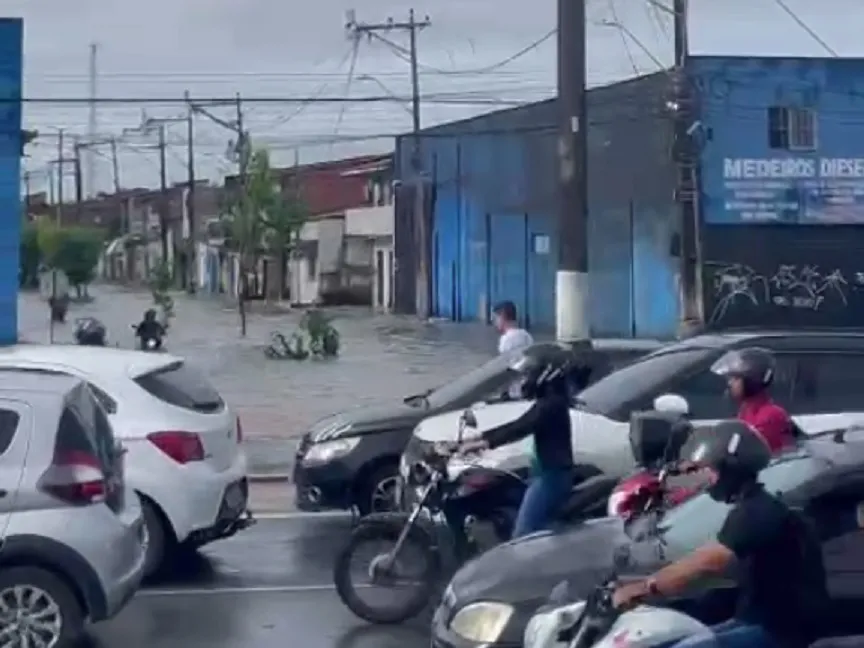 Rio Maranguapinho volta a transbordar em Fortaleza, interditando parte da BR-222