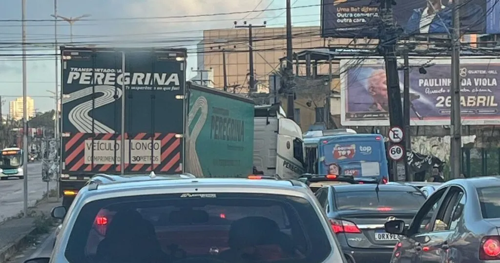 Acidente com carreta bitrem paralisa trânsito na Avenida Washington Soares, em Fortaleza