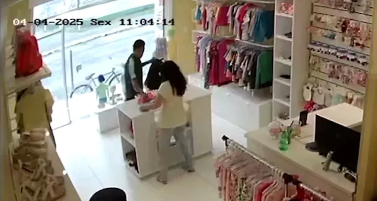 Criminoso com faca faz assalto a loja de roupas infantis após fingir ser cliente