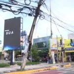 Caminhão de SP bate em poste em Fortaleza, motorista foge e comerciantes ficam sem internet