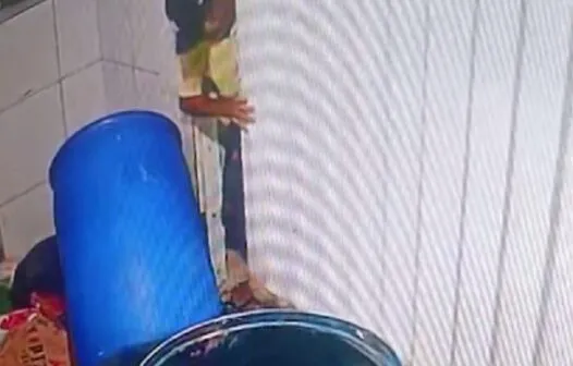 Homem é flagrado furtando tambores de lixo de condomínio; já foram levados 17