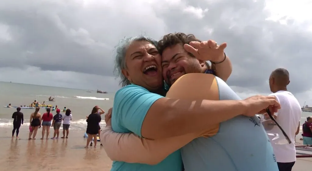 Projeto realiza atividades com crianças e adultos com síndrome de Down no mar de Fortaleza