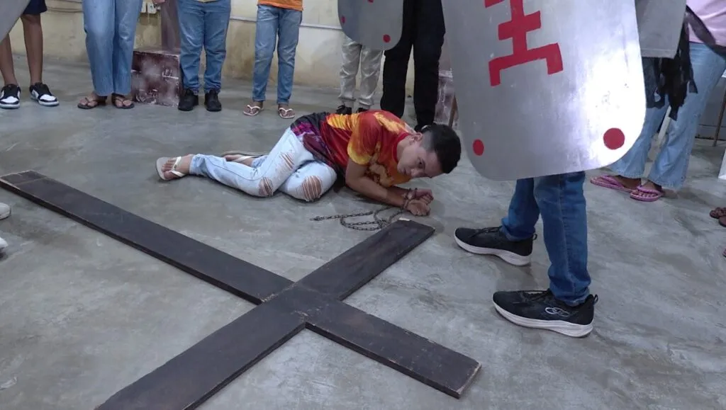 Grupo de jovens em Fortaleza encena Paixão de Cristo há quase 30 anos