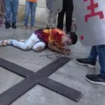 Grupo de jovens em Fortaleza encena Paixão de Cristo há quase 30 anos