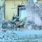 Pais deixam crianças sozinhas em caminhão, uma solta o freio de mão e veículo atinge casa