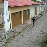 Câmera flagra ladrão furtando bicicleta da porta da casa da vítima, em Caucaia/CE