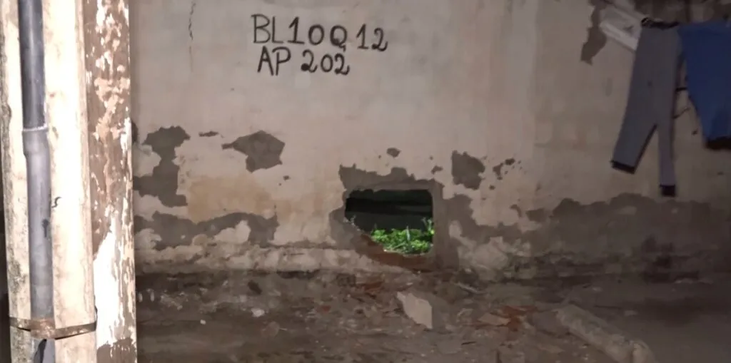 Homens armados invadem condomínio por buraco no muro e disparam contra moradores