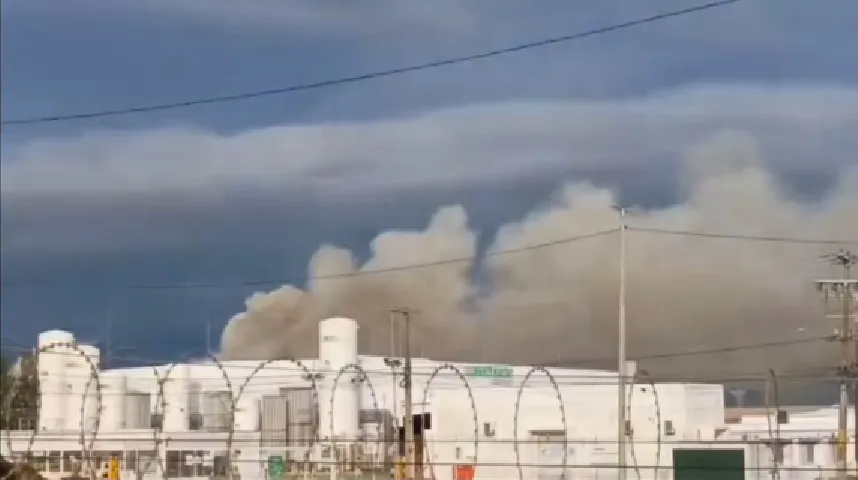Incêndio é registrado em sucata de Maracanaú/CE na manhã desta segunda-feira (7)