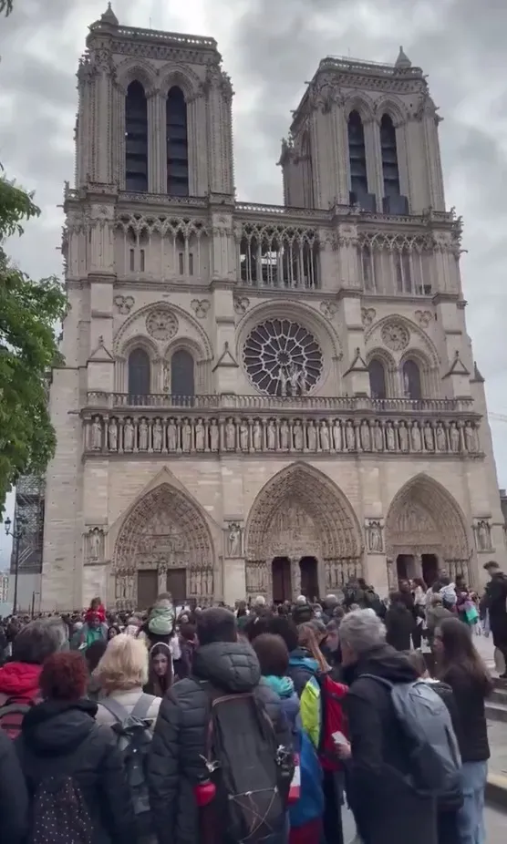 Sinos de Notre-Dame tocam 88 vezes para homenagear Papa Francisco nesta segunda (21)