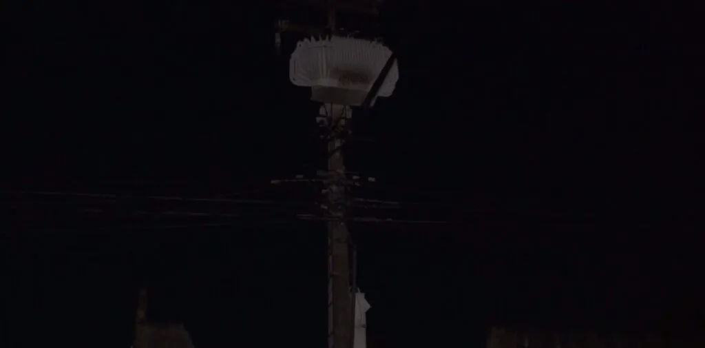 Transformador explode e deixa várias ruas sem energia em bairro de Fortaleza
