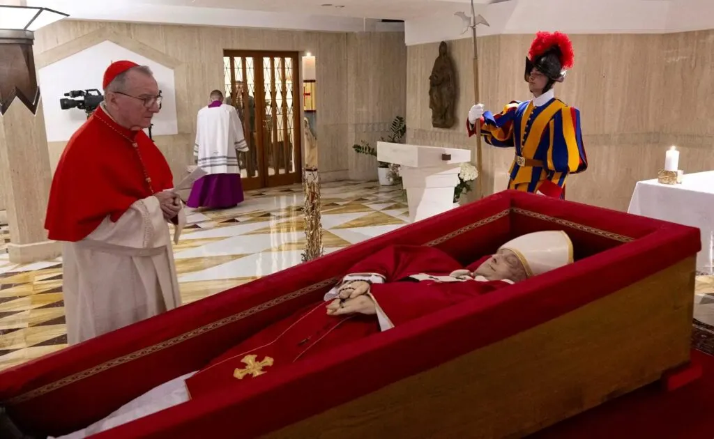 Entenda os símbolos na imagem do corpo de Papa Francisco no caixão, divulgada pelo Vaticano