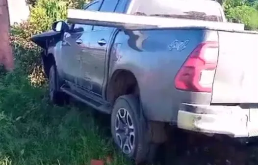 Motorista perde o controle e caminhonete invade casa no Ceará, matando pai e filho