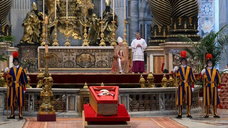 Corpo do Papa Francisco chega à Basílica de São Pedro e fiéis começam a fazer visitas