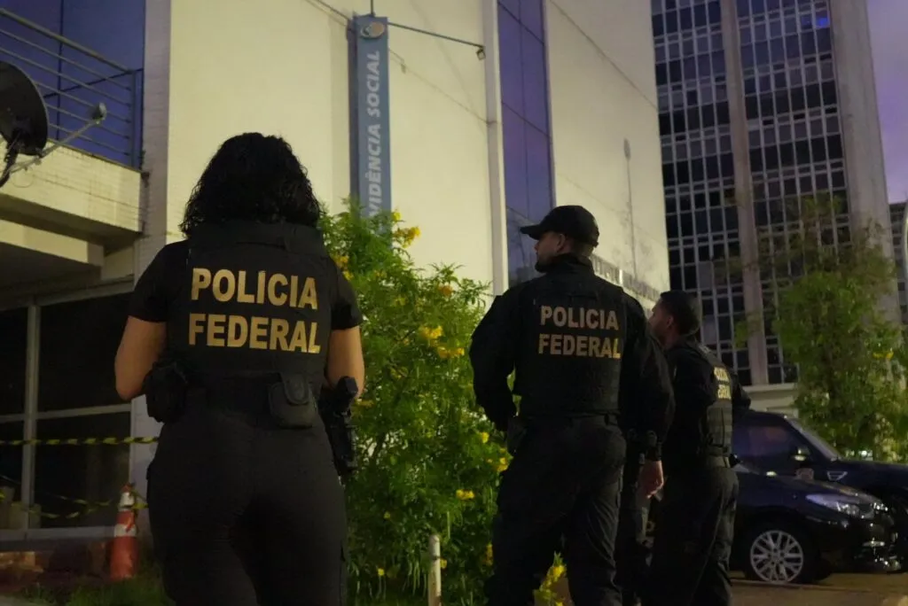 PF investiga fraude em aposentadorias e pensões no Brasil; mandados são cumpridos em Fortaleza e Caucaia
