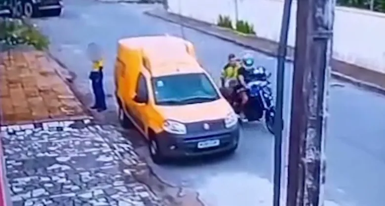 Funcionário dos Correios é assaltado por dupla em moto durante entrega em Fortaleza