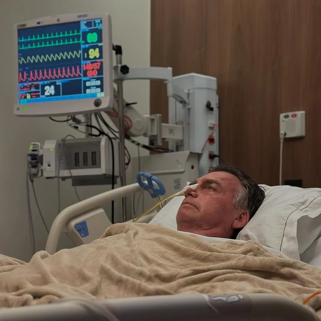 Bolsonaro publica foto no hospital e diz estar passando por “momento delicado” na recuperação