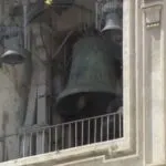 Sinos da Basília de São Pedro, no Vaticano, ecoam para anunciar a morte do Papa Francisco