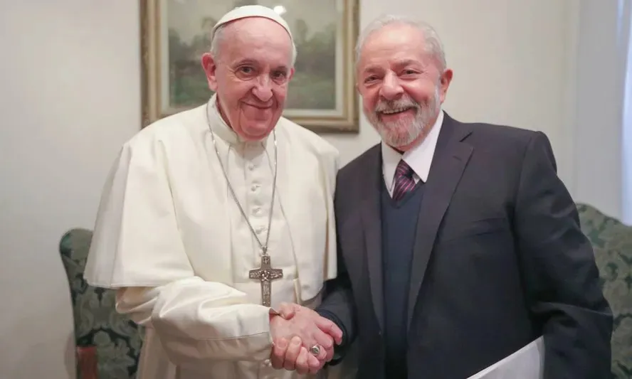Lula viaja para participar do funeral do Papa Francisco na noite desta quinta-feira (24)