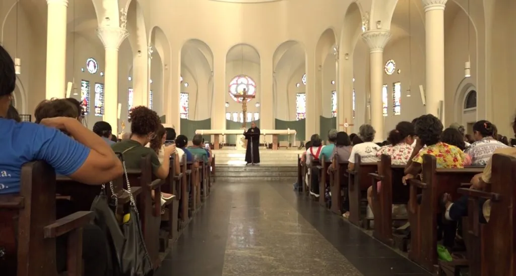 Fiéis acompanham passagem de relíquias dos pais de Santa Teresinha em Fortaleza