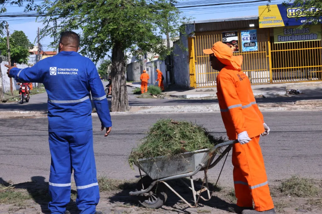 Mutirão de limpeza em Fortaleza desobstrui mais de 4 mil bocas de lobo no primeiro trimestre de 2025