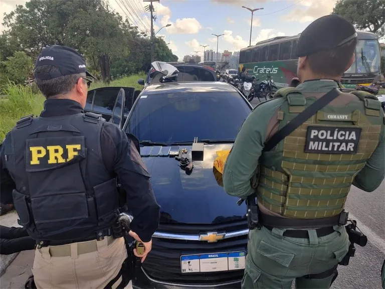 Quatro suspeitos de roubos em Messejana e Pedras são presos com carro clonado na BR-116